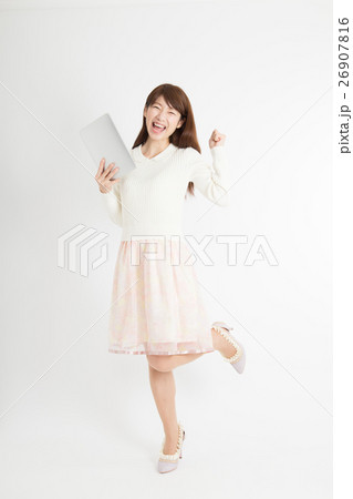 タブレットを持つ女性 26907816