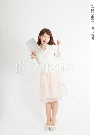 タブレットを持つ女性 タブレットを持つ女性 26907817