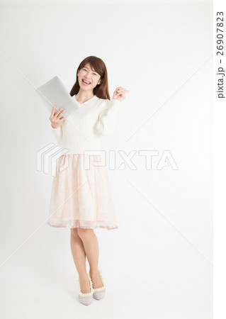タブレットを持つ女性 26907823