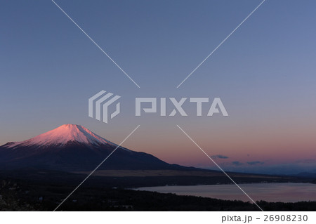 【山梨】朝焼けの富士山と山中湖 26908230