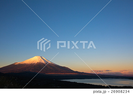 【山梨】朝焼けの富士山と山中湖 26908234
