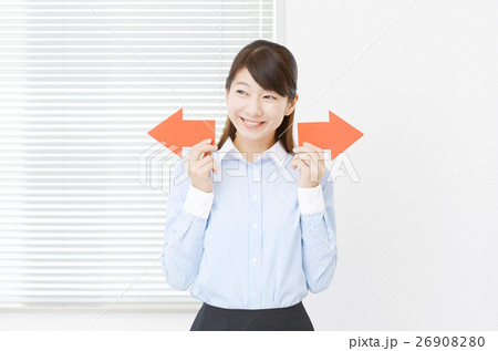 女性　ビジネス　矢印指し 26908280