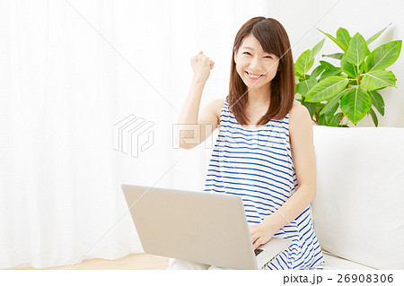 女性　パソコン　ガッツポーズ 26908306