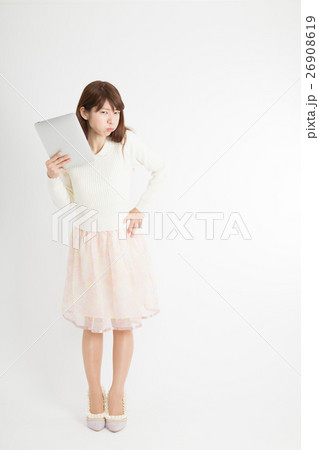 タブレットを持って怒る女性 26908619