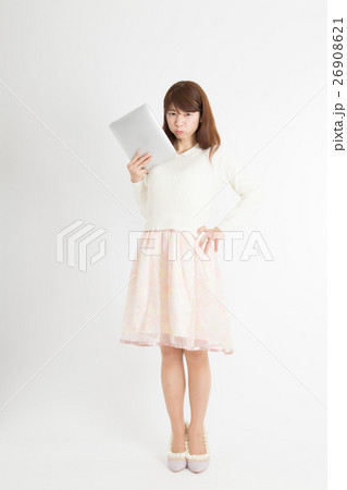 タブレットを持って怒る女性 タブレットを持って怒る女性 26908621