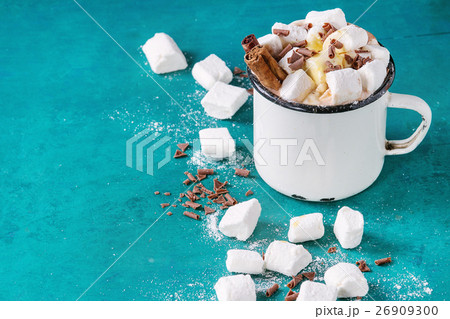 Hot chocolate with marshmallow 26909300