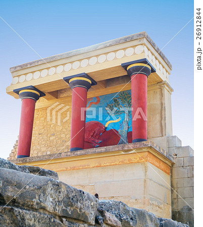 Ruins of Knossos Palace with famous red columns 26912844