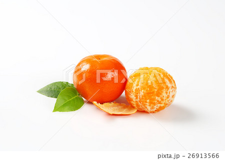 peeled and unpeeled clementines 26913566