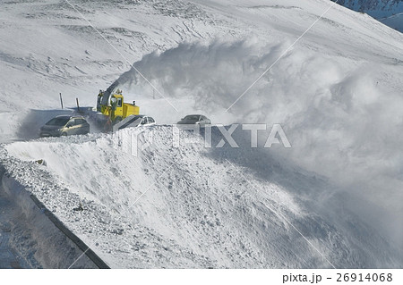 Driving in snow 26914068