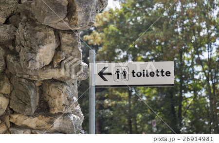 Toilet direction sign on white plate outdoor Toilet direction sign on white plate outdoor 26914981