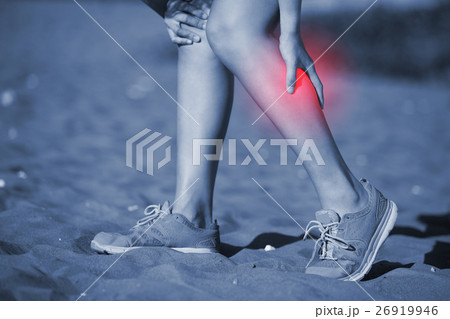 sport woman knee injury 26919946