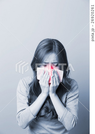 A Woman catches a cold 26920261