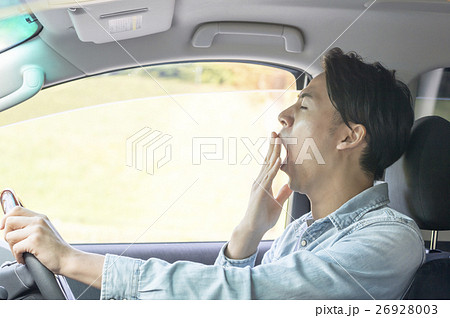 運転中に眠気を感じる男性 運転中に眠気を感じる男性 26928003