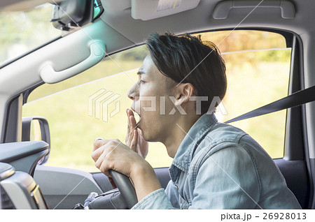 運転中に眠気を感じる男性 運転中に眠気を感じる男性 26928013