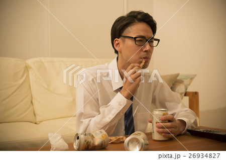 一人で寂しくビールを飲む男性 26934827