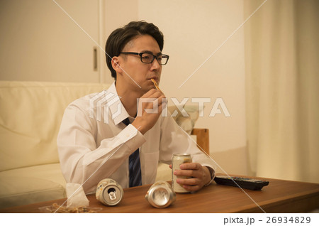 一人で寂しくビールを飲む男性 一人で寂しくビールを飲む男性 26934829