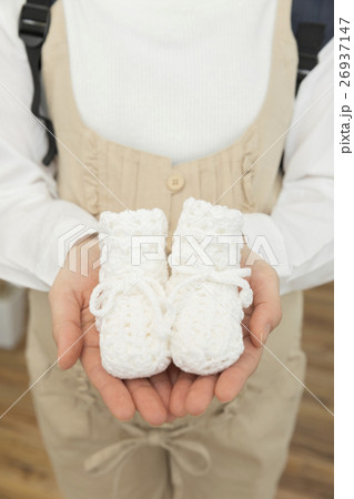 ファーストシューズをもつ妊婦 26937147