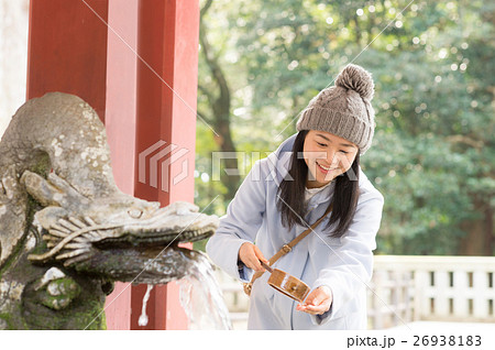 手を清める女性 26938183
