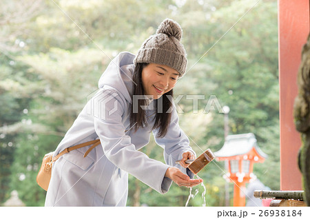 手を清める女性 26938184