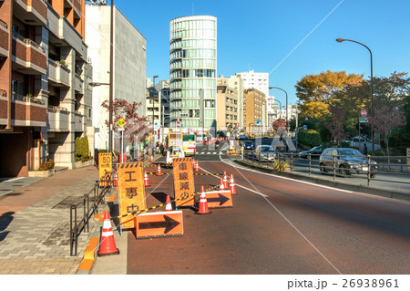 道路工事中の看板 26938961