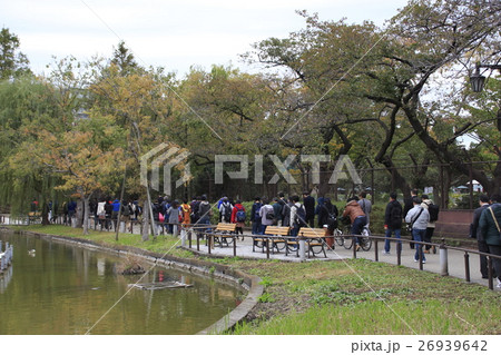 レアポケモンを追いかける楽しむ人々（不忍池） 26939642