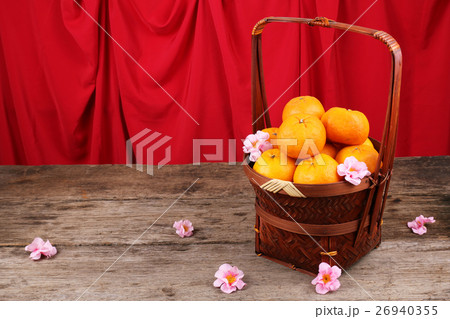 Mandarin oranges with Chinese new year decorations Mandarin oranges with Chinese new year decorations 26940355