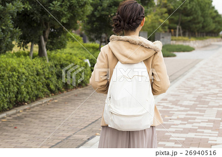 リュックサックを背負う女性の写真素材