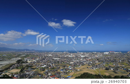 西条市を南から北へ俯瞰する。燧灘を挟んで今治市街、来島海峡大橋が見える。 26940703
