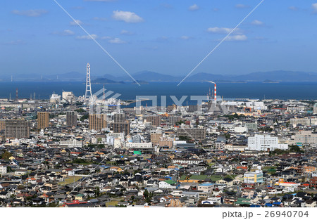西条市中心部を俯瞰する。西条港から燧灘を挟んで来島海峡大橋、大島が見える。 26940704