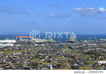 西条市の臨海工業地帯、渦井川河口付近を俯瞰する。 26940705
