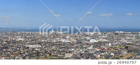 西条市中心部をを南から北へ俯瞰する。燧灘を挟んで今治市街、来島海峡大橋が見える。 西条市中心部をを南から北へ俯瞰する。燧灘を挟んで今治市街、来島海峡大橋が見える。 26940707