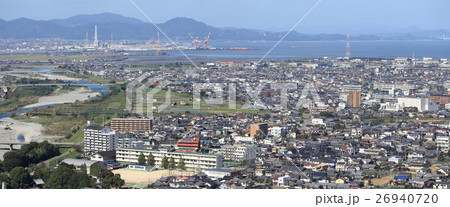 西条市街の神拝・喜多川付近から西、加茂川と壬生川方面の臨海工業団地を俯瞰する。 西条市街の神拝・喜多川付近から西、加茂川と壬生川方面の臨海工業団地を俯瞰する。 26940720