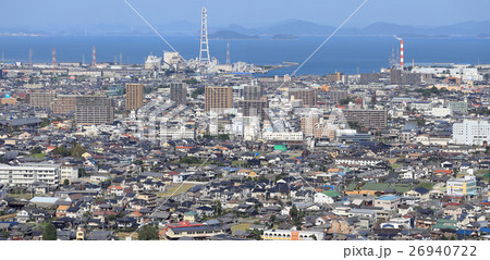 西条市の中心部と臨海工業地帯を俯瞰する。燧灘を挟んで来島海峡大橋が見える。 26940722