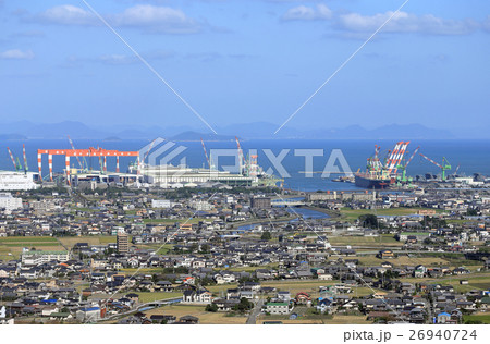 西条市の臨海工業地帯、渦井川河口付近を俯瞰する。 26940724