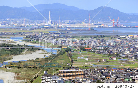 西条市街の古川付近と加茂川を手前に、壬生川方面の臨海工業団地を俯瞰する。 26940727