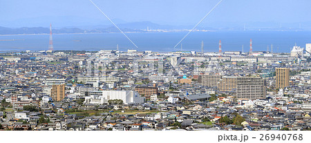 西条市を北西へ俯瞰する。燧灘を挟んで今治市街、来島海峡大橋が見える。 西条市を北西へ俯瞰する。燧灘を挟んで今治市街、来島海峡大橋が見える。 26940768