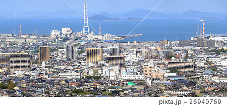 西条市を南から北へ俯瞰する。中央に市役所と駅、燧灘を挟んで来島海峡大橋が見える。 26940769