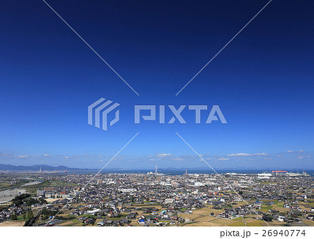 西条市を南から北へ俯瞰する。燧灘を挟んで今治市街、来島海峡大橋が見える。 26940774
