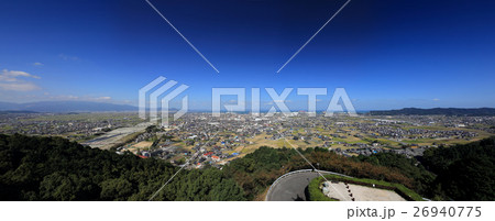 西条市を南から北へ俯瞰する。燧灘を挟んで今治市街、来島海峡大橋が見える。 26940775