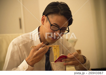 寂しくカップラーメンを食べる男性 寂しくカップラーメンを食べる男性 26943067
