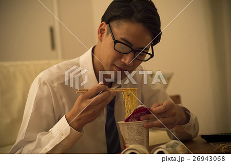 寂しくカップラーメンを食べる男性 26943068