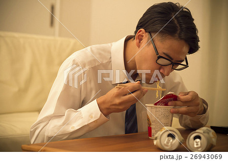 寂しくカップラーメンを食べる男性 寂しくカップラーメンを食べる男性 26943069