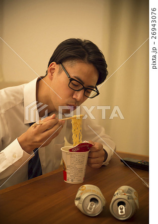 寂しくカップラーメンを食べる男性 26943076