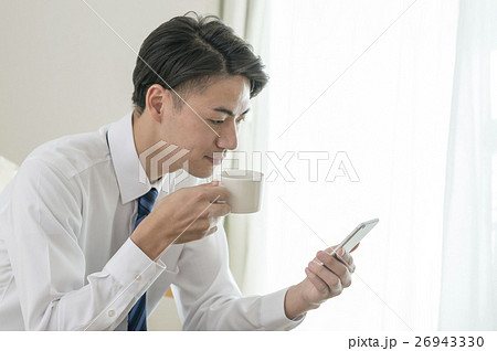 コーヒーを飲む男性 26943330