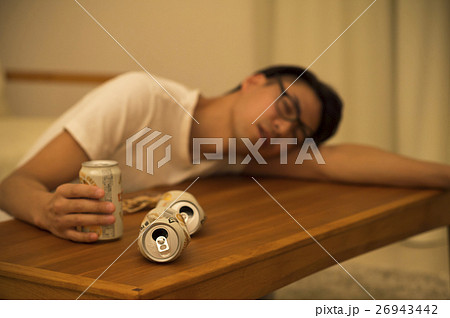 酔っ払いの男性 26943442