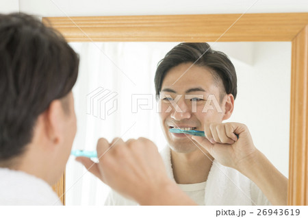 歯磨きをする男性 26943619