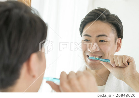 歯磨きをする男性 26943620