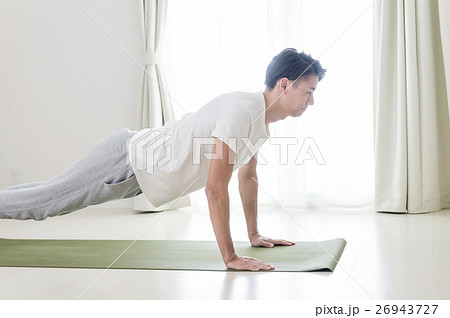 筋トレする男性 26943727
