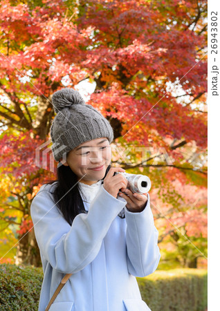 写真を撮る女性 写真を撮る女性 26943802