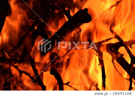 燃え盛る炎と枝 26945108